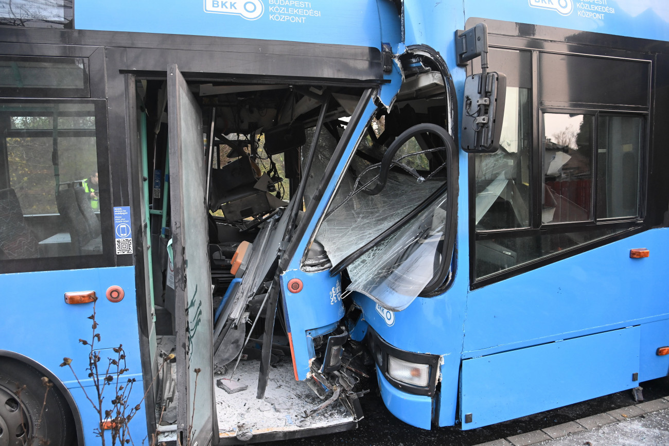 Budapest, 2022. november 22.
Összeroncsolódott BKK autóbuszok a főváros XVII. kerületében, a Helikopter úton, ahol a két gépjármű frontálisan összeütközött 2022. november 22-én.
MTI/Mihádák Zoltán