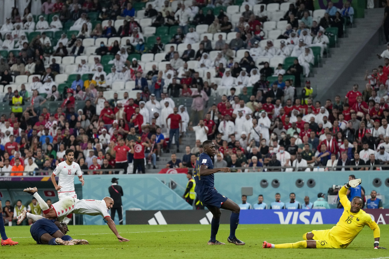 ar-Rajján, 2022. november 30.
A tunéziai Vahbi Hazri (b2) berúgja az első gólt a francia Steve Mandanda (j) kapujába a katari labdarúgó-világbajnokság harmadik fordulójában, a D csoportban játszott Tunézia-Franciaország mérkőzésen az ar-rajjáni Egyetemvárosi Stadionban 2022. november 30-án.
MTI/AP/Alessandra Tarantino