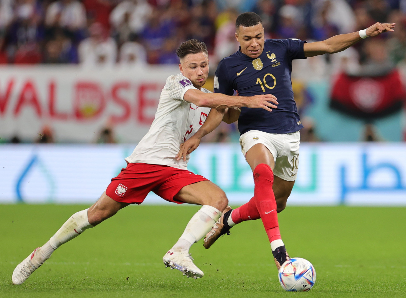 Doha, 2022. december 4.
A francia Kylian Mbappe (j) és a lengyel Matty Cash a katari labdarúgó-világbajnokság nyolcaddöntőjében játszott Franciaország-Lengyelország mérkőzésen a dohai at-Tumama Stadionban 2022. december 4-én.
MTI/EPA/Friedemann Vogel