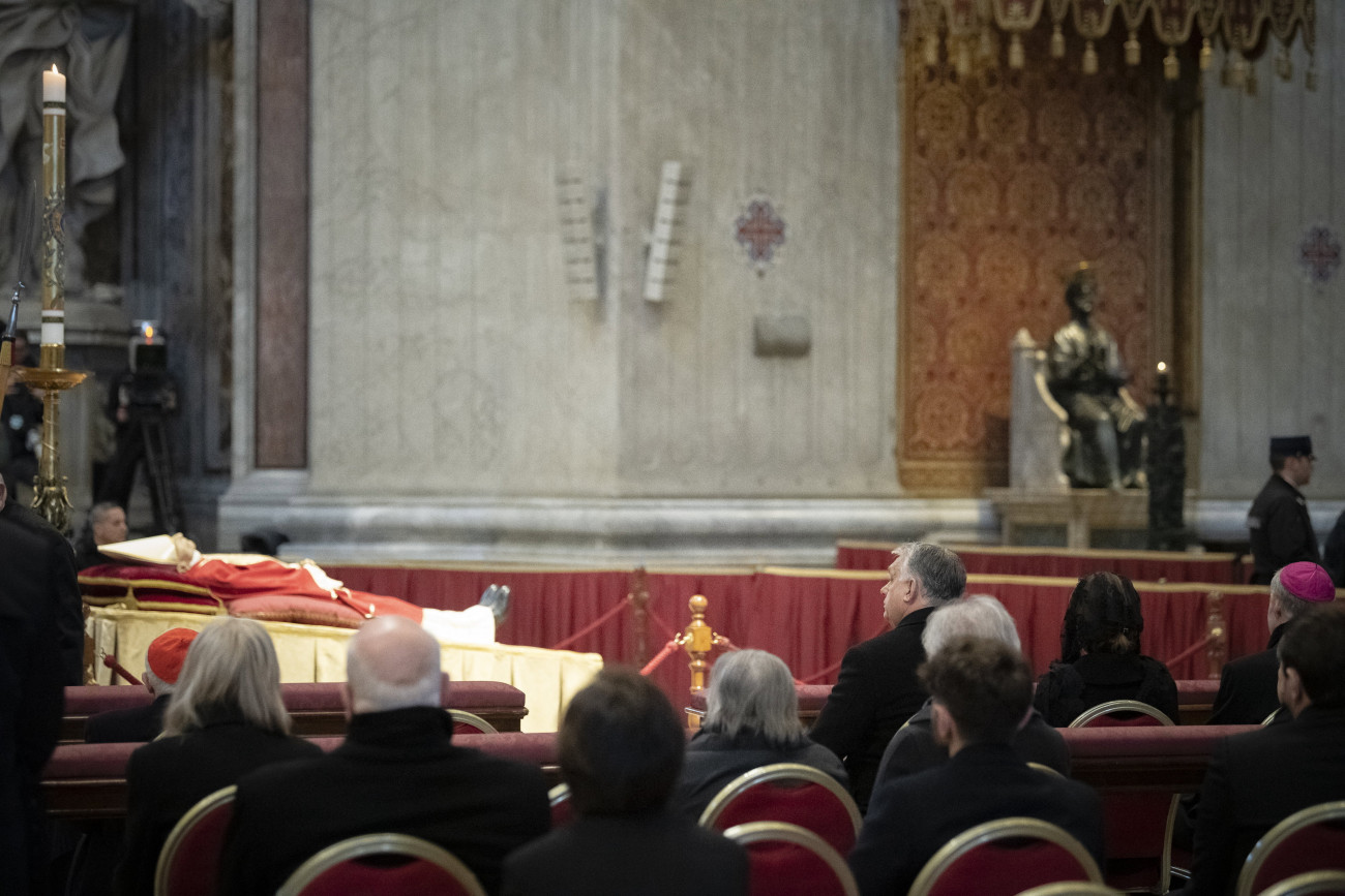 Róma, 2023. január 3.
A Miniszterelnöki Sajtóiroda által közreadott képen Orbán Viktor miniszterelnök (j3) és felesége, Lévai Anikó (j2) lerója kegyeletét a december 31-én elhunyt XVI. Benedek nyugalmazott pápa ravatalánál Rómában, a Szent Péter-bazilikában 2023. január 3-án. 
MTI/Miniszterelnöki Sajtóiroda/Benko Vivien Cher