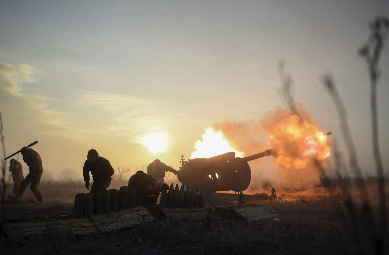 Novoluhanszke, 2018. január 11.
Ukrán katonák ágyúval lövik az ellenséges állásokat a frontvonaltól nem messze, a Donyeck térségében fekvő Novoluhanszke falu mellett 2018. január 11-én. A téli ünnepek idejére életbe léptetett tűzszünet ellenére folytatódnak a harcok az ukrán kormányerők és az oroszbarát szakadár lázadók között a Donyec-medencében, a kijevi hadműveleti parancsnokság  szerint az utóbbi egy nap három ukrán katona elesett, négy pedig megsebesült. (MTI/EPA/Markijan Liszejko)