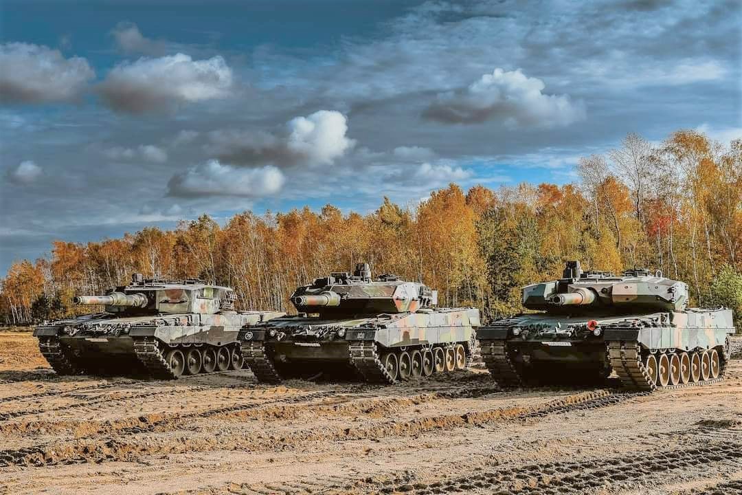 Különböző változatú Leopárd 2-es tankok. Balról jobbra: Leopárd 2 A4, A5, 2PL Forrás:Twitter/Junsupreme