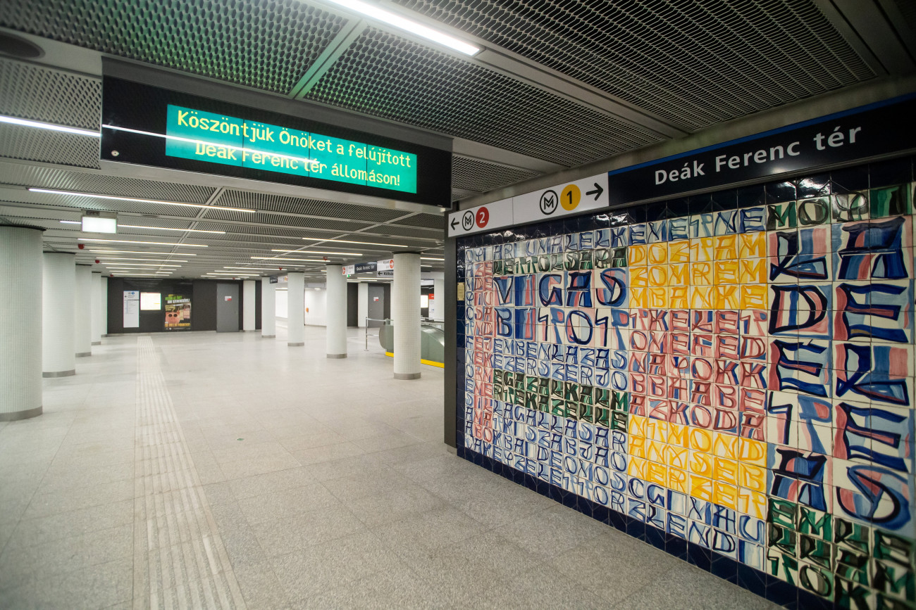 A Deák Ferenc tér felújított állomása a 3-as metróvonalon 2023. január 23-án. Ezen a napon adták át a Ferenciek tere szintén felújított állomását is, így újra lehet utazni a 3-as metróval Kőbánya-Kispest és a Deák Ferenc tér között.
MTI/Balogh Zoltán