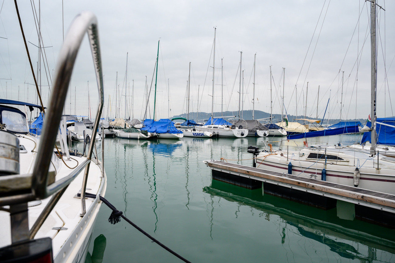 Balatonfüred, 2023. január 24.
A Kékszalag PORT Balatonfüreden 2023. január 24-én. A kikötő a Magyar Vitorlás Szövetség, a Magyar Kajak-Kenu Szövetség és a balatonfüredi önkormányzat beruházásában valósult meg.
MTI/Vasvári Tamás