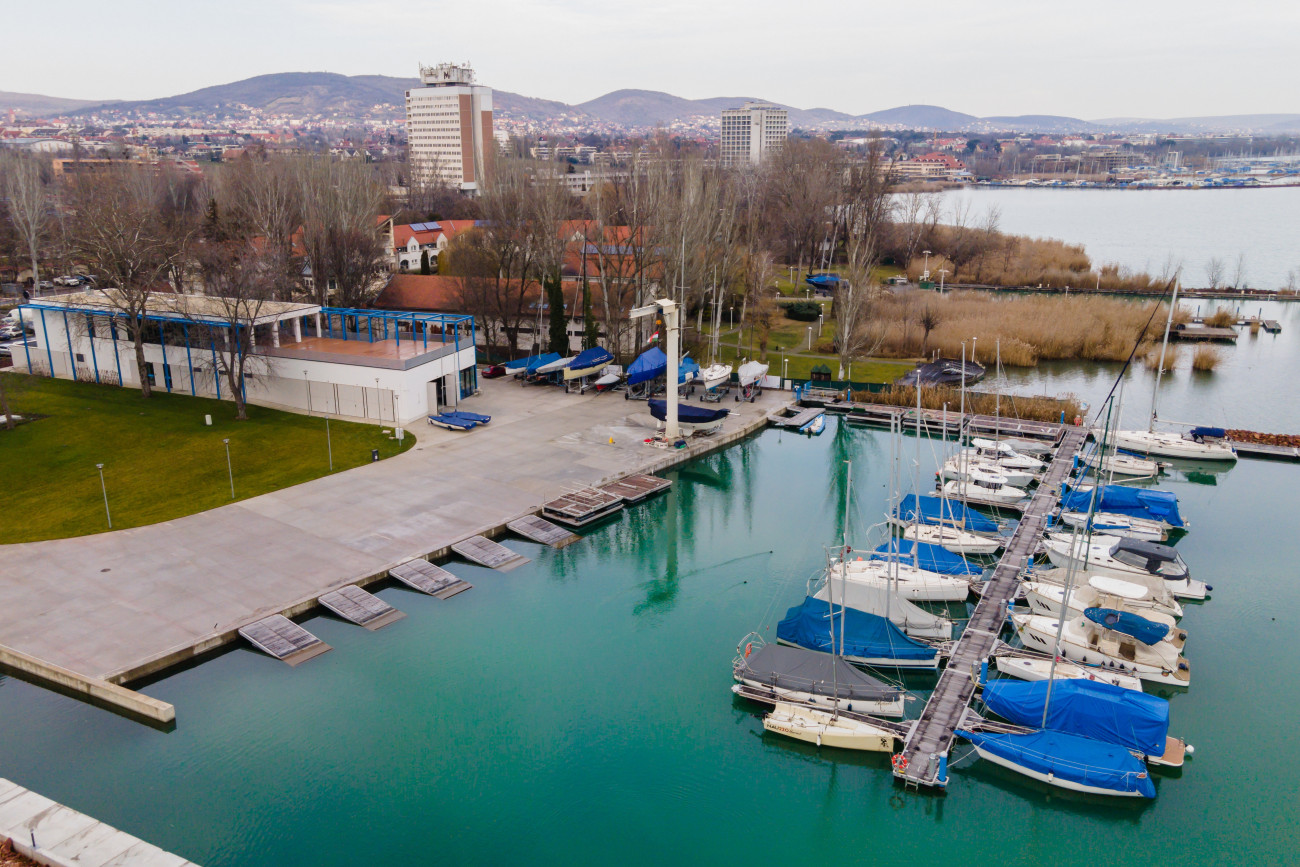 Balatonfüred, 2023. január 24.
A Kékszalag PORT Balatonfüreden 2023. január 24-én. A kikötő a Magyar Vitorlás Szövetség, a Magyar Kajak-Kenu Szövetség és a balatonfüredi önkormányzat beruházásában valósult meg.
MTI/Vasvári Tamás