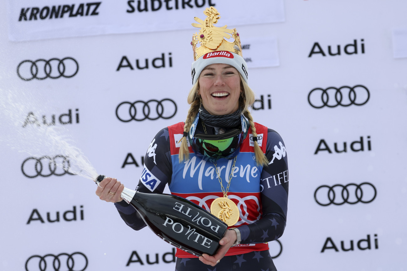 Kronplatz, 2023. január 24.
A győztes amerikai Mikaela Shiffrin pezsgővel ünnepel az eredményhirdetésen a női alpesi sízők világkupa-sorozatának óriás-műlesikló versenye után az olaszországi Kronplatzon 2023. január 24-én. Shiffrin a 83. vk-győzelmével a női szakágban megdöntötte honfitársa, a 2019-ben visszavonult Lindsey Vonn csúcsát.
MTI/AP/Alessandro Trovati