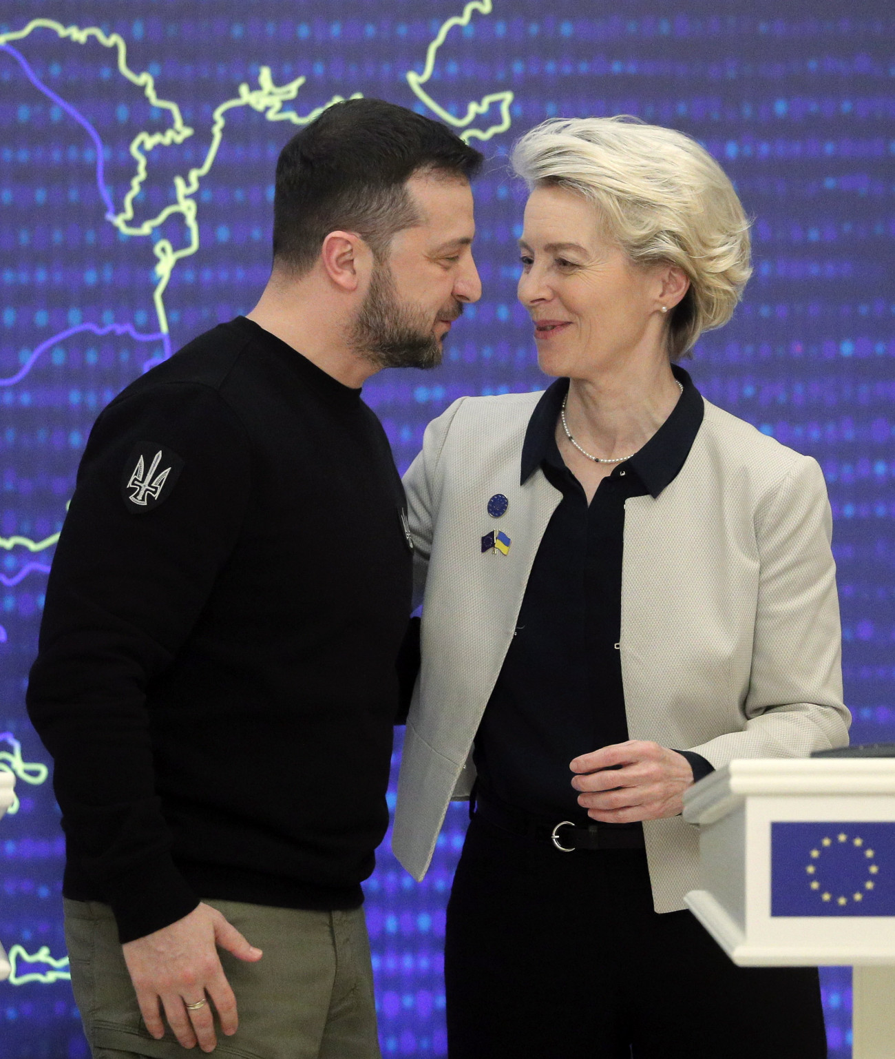 Kijev, 2023. február 3.
Volodimir Zelenszkij ukrán elnök (b) és Ursula von der Leyen, az Európai Bizottság elnöke az Európai Tanács elnökével, Charles Michellel tartott sajtóértekezleten az ukrán kormány és az Európai Bizottság kijevi ülésén 2023. február 3-án. Ukrajna 2022 februárjában folyamodott az EU-hoz tagjelölti státuszért, és azt 2022 júniusában megkapta.
MTI/EPA/Szerhij Dolzsenko