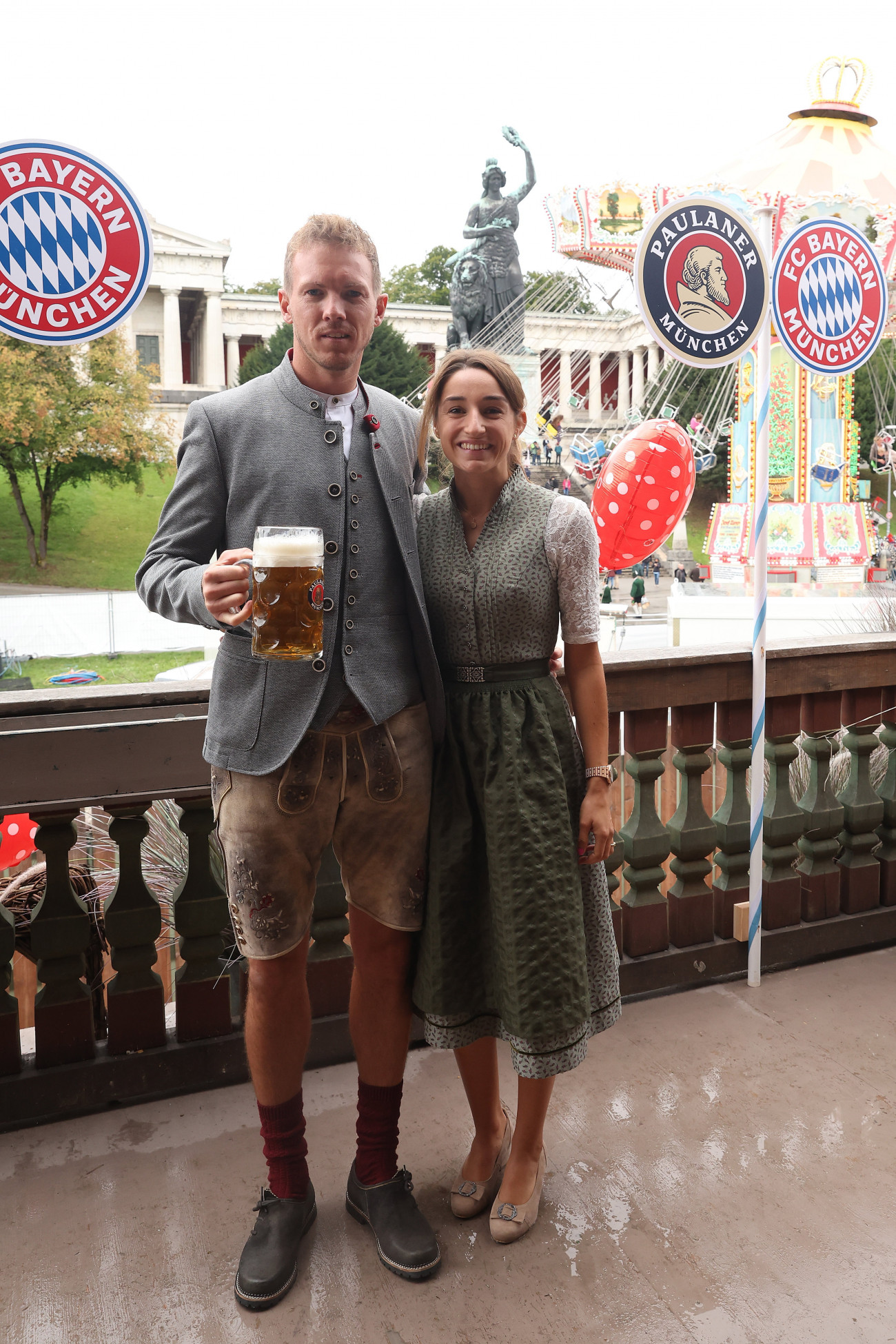 München, 2022. szeptember 18.
A Getty Images amerikai fotóügynökség által közreadott képen a népviseletbe öltözött Julian Nagelsmann (b), a Bayern München német labdarúgóklub vezetőedzője és barátnője, Lena Wurzenberger részt vesz a 187. őszi müncheni sörfesztiválon, az Oktoberfesten 2022. szeptember 18-án. A szeptember 21. és október 6. között megrendezett Oktoberfest a világ legnagyobb sörünnepe.
MTI/EPA/Getty Images