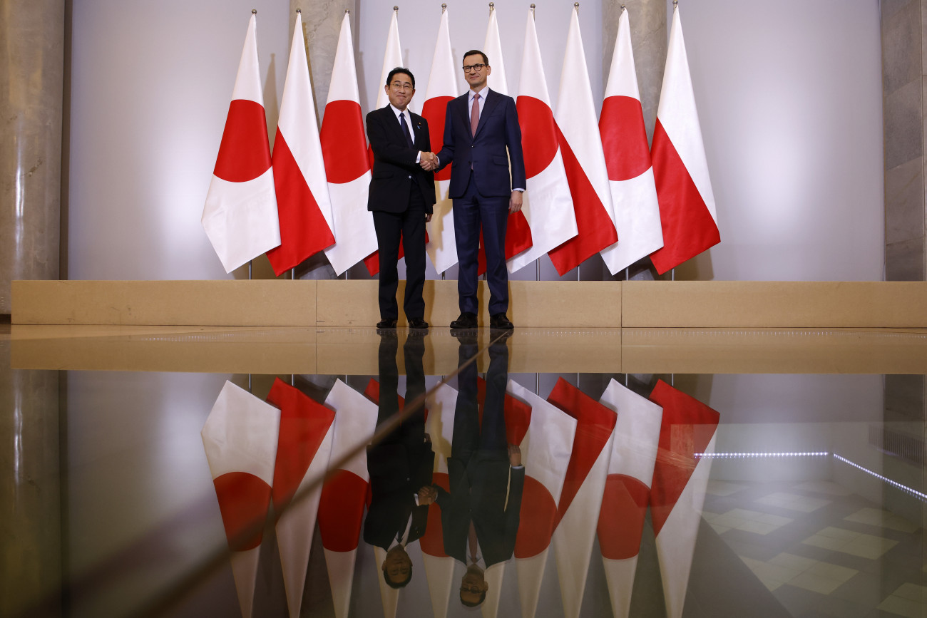 Varsó, 2023. március 22.
Mateusz Morawiecki lengyel miniszterelnök (j) japán partnerét, Kisida Fumiót fogadja Varsóban 2023. március 22-én.
MTI/AP/Michal Dyjuk