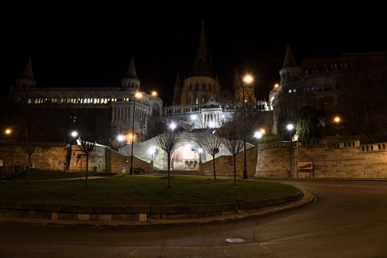 Budapest, 2023. március 25.
A Halászbástya díszkivilágítás nélkül a Föld órája elnevezésű akció ideje alatt 2023. március 25-én. A Föld óráját szervező Természetvédelmi Világalap (WWF) minden év márciusának utolsó szombatján, az óraátállítás előtti estén arra kéri a mozgalom támogatóit, hogy egy órára kapcsolják le a felesleges lámpákat és elektromos berendezéseket. A szimbolikus lekapcsolás célja, hogy ráirányítsa a figyelmet az éghajlatváltozásra, valamint a természeti értékek megőrzésének fontosságára és a fenntartható életmódra.
MTI/Lakatos Péter