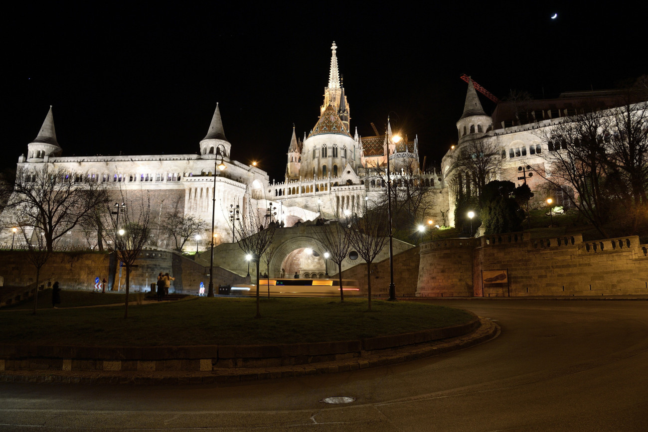 Budapest, 2023. március 25.
A Halászbástya díszkivilágításban a Föld órája elnevezésű akció előtt 2023. március 25-én. A Föld óráját szervező Természetvédelmi Világalap (WWF) minden év márciusának utolsó szombatján, az óraátállítás előtti estén arra kéri a mozgalom támogatóit, hogy egy órára kapcsolják le a felesleges lámpákat és elektromos berendezéseket. A szimbolikus lekapcsolás célja, hogy ráirányítsa a figyelmet az éghajlatváltozásra, valamint a természeti értékek megőrzésének fontosságára és a fenntartható életmódra.
MTI/Lakatos Péter