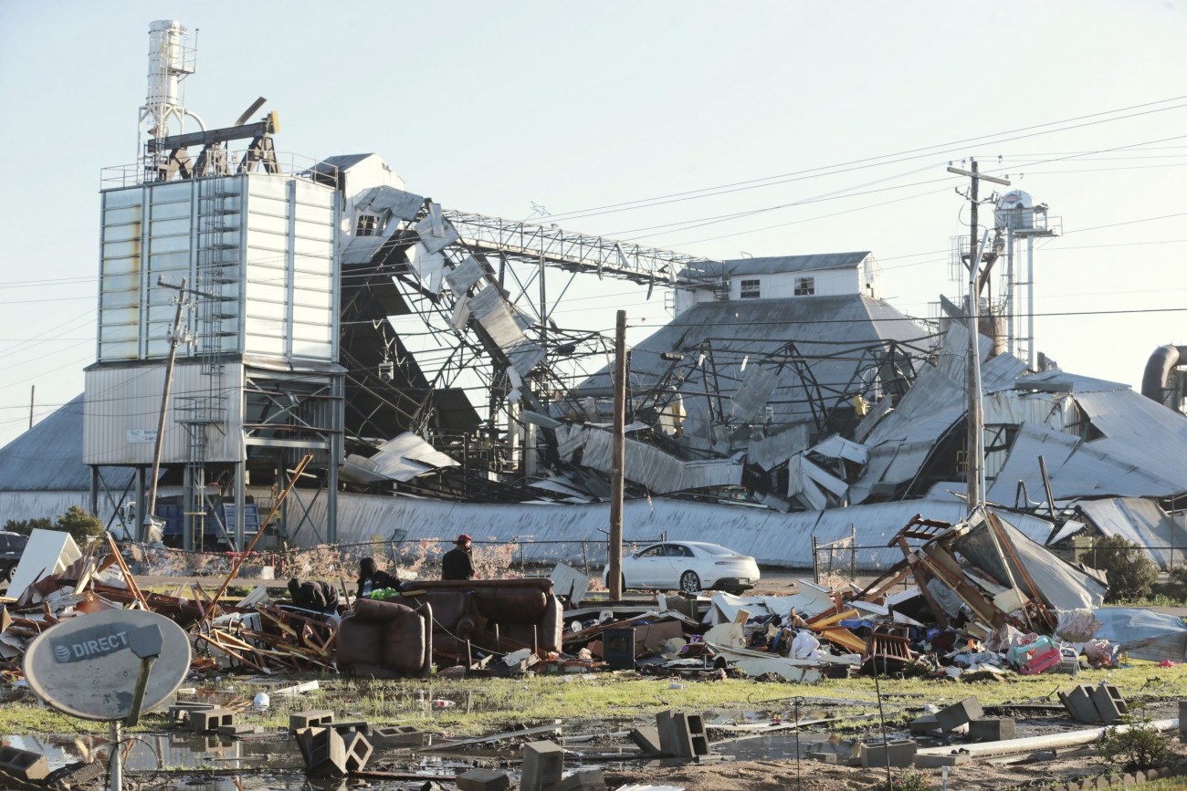 Amory Mississippi, 2023. március 25.
Megrongálódott gyár a Mississippi állambeli Rolling Amory Mississippiben 2023. március 25-én, miután tornádó pusztított a városban. A meteorológiai szolgálat közlése szerint a viharzóna óránként 113 kilométeres sebességgel haladt tovább keleti irányba.
MTI/AP/The Northeast Mississippi Daily Journal/Thomas Wells