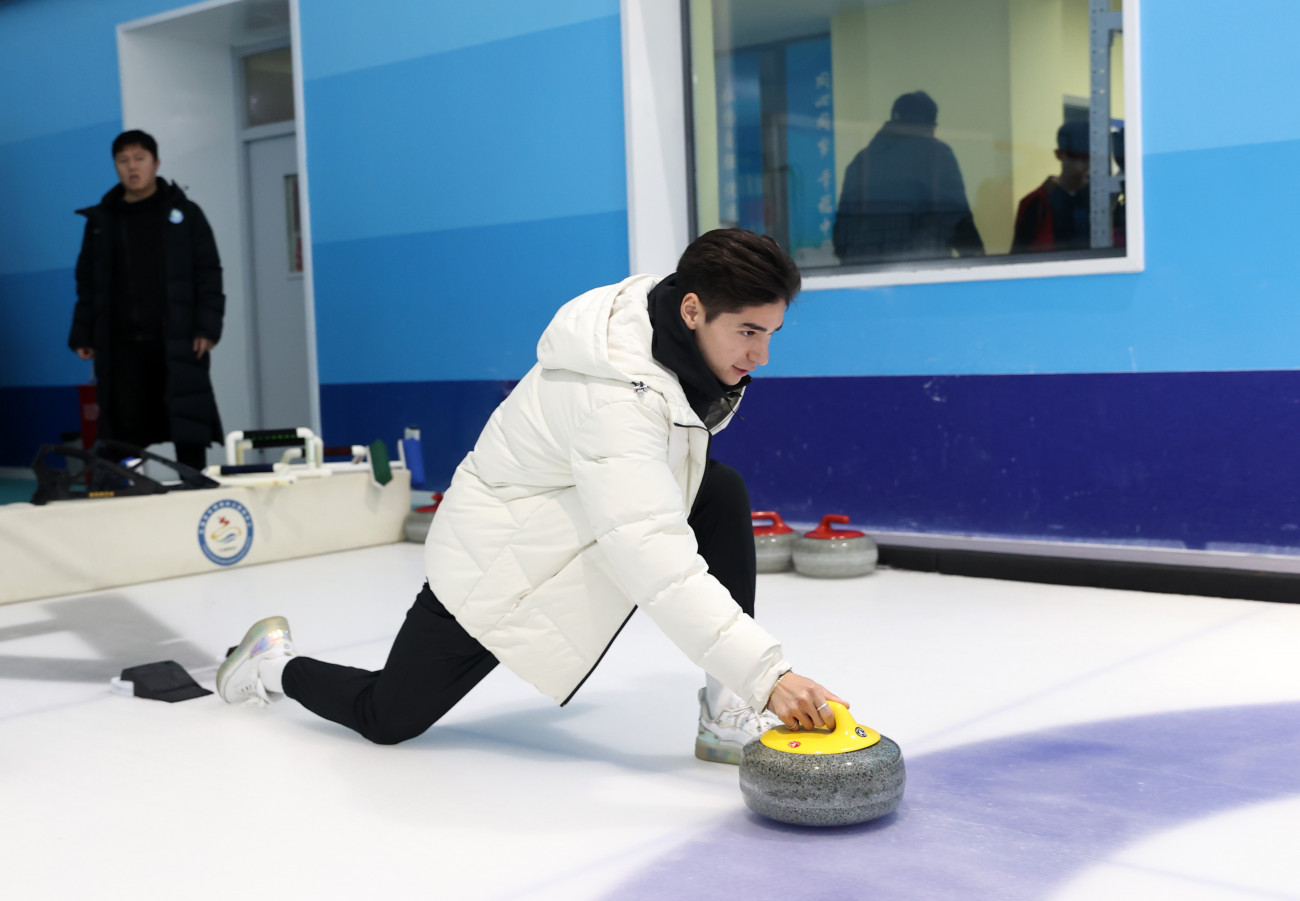 TIANJIN, CHINA - MARCH 25: Hungarian-born short-track speed skaters Liu Shaoang, who will make his debut in China at the National Short Track Speed Skating Championships representing Tianjing, plays curling on March 25, 2023 in Tianjin, China. (Photo by VCG/VCG via Getty Images)