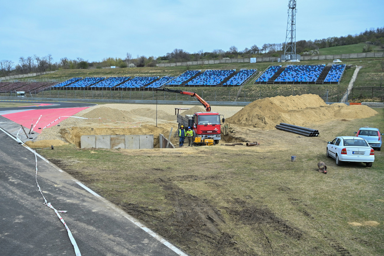 Mogyoród, 2023. április 4.
Felújítási munkálatok a mogyoródi Hungaroringen 2023. április 4-én. A kormány támogatja a mogyoródi Hungaroring tervezett fejlesztési munkálatainak megvalósulását, és az előzetes tervek szerint a 2026-os Forma-1-es Magyar Nagydíjat már a teljesen megújult létesítményben rendezik.
MTI/Illyés Tibor
