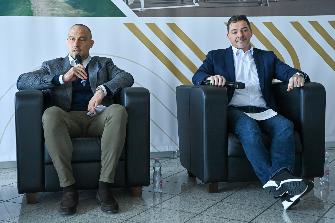 Mogyoród, 2023. április 4.
Schmidt Ádám sportért felelős államtitkár (b) és Gyulay Zsolt, a Hungaroring Sport Zrt. elnök-vezérigazgatója (j) a Hungaroring fejlesztéséről tartott sajtótájékoztatón a mogyoródi Hungaroringen 2023. április 4-én. A kormány támogatja a mogyoródi Hungaroring tervezett fejlesztési munkálatainak megvalósulását, és az előzetes tervek szerint a 2026-os Forma-1-es Magyar Nagydíjat már a teljesen megújult létesítményben rendezik.
MTI/Illyés Tibor