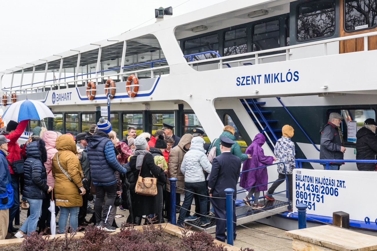 Balatonfüred, 2023. április 8.
Utasok szállnak fel a Szent Miklós hajóra a Balatoni Hajózási Zrt. (Bahart) 177. hajózási szezonjának első napján a balatonfüredi hajóállomáson 2023. április 8-án.
MTI/Katona Tibor