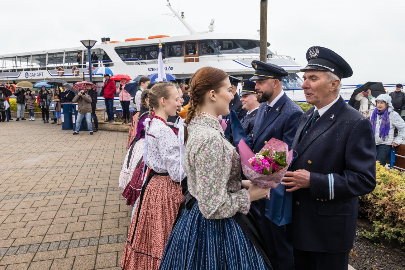 Balatonfüred, 2023. április 8.
Néptáncegyüttes tagjai köszöntik a Bahart munkatársait a 177. balatoni hajózási szezon megnyitása alkalmából tartott rendezvényen a balatonfüredi hajóállomáson 2023. április 8-án.
MTI/Katona Tibor