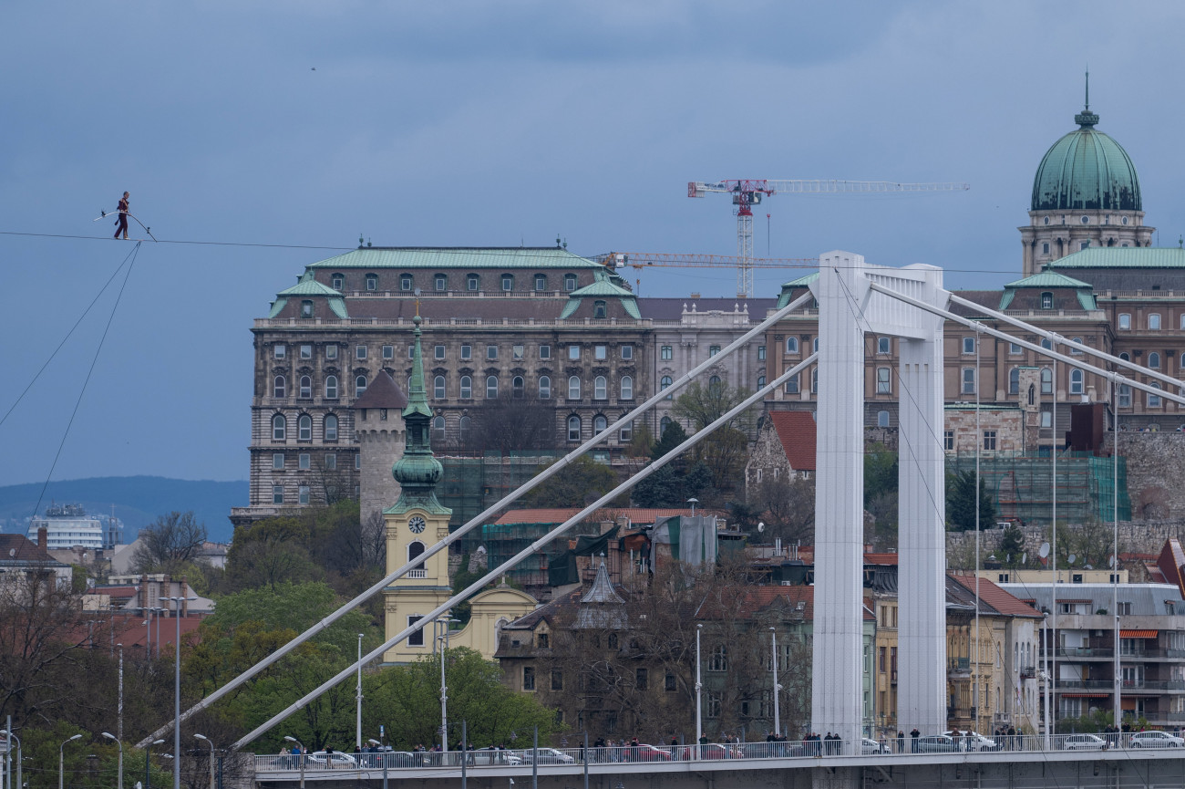 Budapest, 2023. április 15.
Drótkötélen egyensúlyozva kel át a Duna felett ifjabb Simet László artistaművész a cirkusz világnapja alkalmából Budapesten 2023. április 15-én. A Fővárosi Nagycirkusz Átmentem című eseményét a 10. Nemzetközi Színházi Olimpia nyitórendezvényéhez kapcsolódóan rendezték.
MTI/Balogh Zoltán