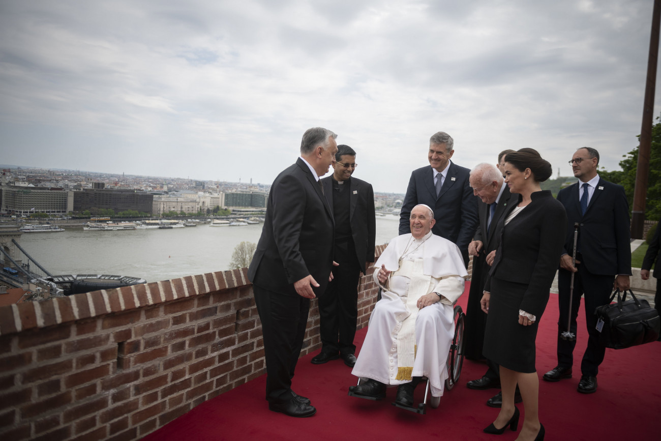 Budapest, 2023. április 28.
A Miniszterelnöki Sajtóiroda által közreadott képen Orbán Viktor miniszterelnök (b) fogadja Ferenc pápát Novák Katalin köztársasági elnök jelenlétében a Karmelita kolostorban 2023. április 28-án. A katolikus egyházfő háromnapos apostoli látogatásra érkezett Magyarországra.
MTI/Miniszterelnöki Sajtóiroda/Benko Vivien Cher