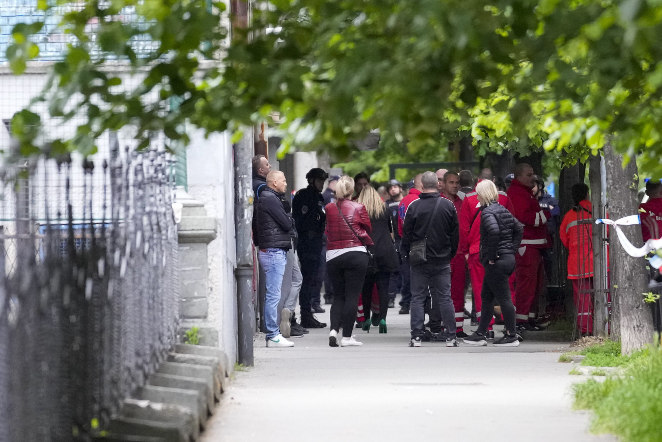 Belgrád, 2023. május 03.
Rendőrök és mentősök a belgrádi Vladislav Ribnikar általános iskola előtt, miután egy hetedikes tanuló lövöldözött az intézményben 2023. május 3-án. Három tanulót megsebesített, az egyiket életveszélyesen, mielőtt elfogták a rendőrök.
MTI/AP/Darko Vojinovic