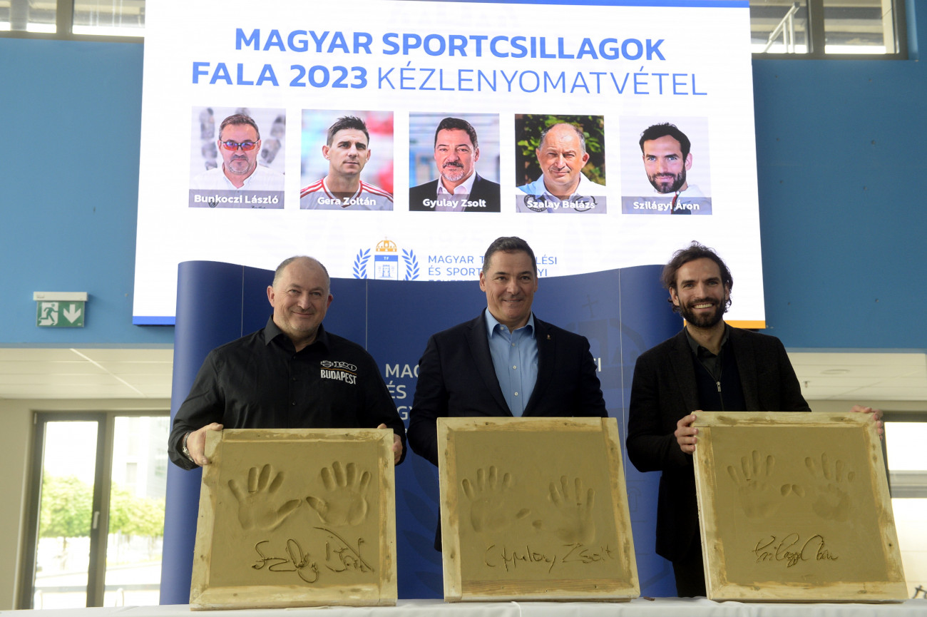 Budapest, 2023. május 3.
Szalay Balázs, a Dakar-ralit első magyarként teljesítő autóversenyző, Gyulay Zsolt kétszeres olimpiai bajnok kajakos, MOB-elnök és Szilágyi Áron háromszoros olimpiai bajnok kardvívó (b-j) elhelyezi kézlenyomatát a Magyar Sportcsillagok Falán a Magyar Testnevelési és Sporttudományi Egyetemen 2023. május 3-án.
MTI/Kovács Attila