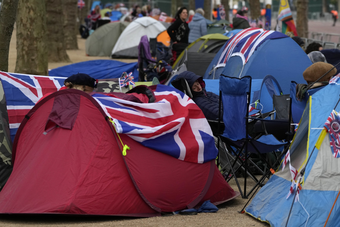 London, 2023. május 5.
A királyság rajongó hívei az ünnepségre várakozva táboroznak a koronázási menet útvonalán, a londoni Mallon 2023. május 5-én. III. Károly brit királyt május 6-án koronázzák meg a londoni Westminster-apátságban.
MTI/AP/Alessandra Tarantino