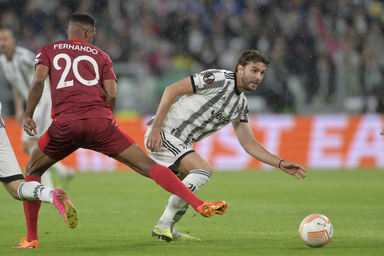 Torino, 2023. május 11.
Manuel Locatelli, a Juventus (j) és Fernando, a Sevilla játékosa a labdarúgó Európa-liga elődöntője Juventus - Sevilla  első mérkőzésén a torinói Allianz Stadionban 2023. május 11-én.
MTI/AP/LaPresse/Tano Pecoraro