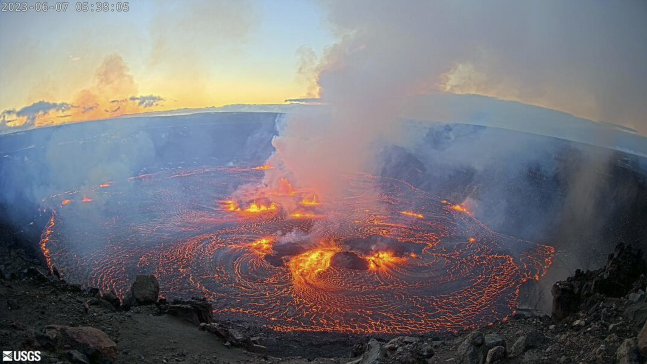 Nagy-sziget, 2023. június 7.
Az amerikai földtani intézet (USGS) által közreadott képen a Kilauea tűzhányó kitörése  a hawaii Nagy-szigeten 2023. június 7-én. A Kilauea Hawaii második legnagyobb és a világ egyik legaktívabb vulkánja.
MTI/AP/Amerikai földtani intézet