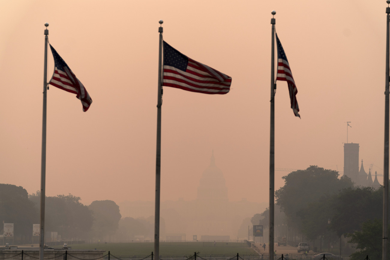 Washington, 2023. június 8.
A füstfelhőben alig látszik a parlament washingtoni épülete, a Capitolium 2023. június 8-án. A kanadai erdőtüzek füstje miatt az Egyesült Államok több északkeleti államában levegőminőségi riasztás van érvényben.
MTI/AP/Jose Luis Magana