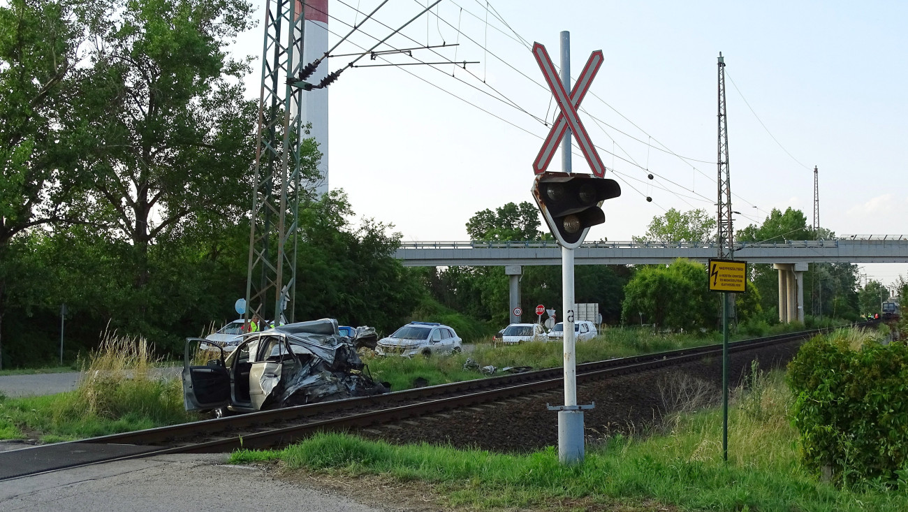 Kiskunfélegyháza, 2023. június 26.
Összeroncsolódott személyautó a sínek mellett Kiskunfélegyházán 2023. június 26-án, miután a jármű vonattal ütközött egy fénysorompós vasúti átjárónál. Az autó sofőrjét és utasát a mentők kórházba vitték, a vonaton utazók közül senki nem sérült meg.
MTI/Donka Ferenc