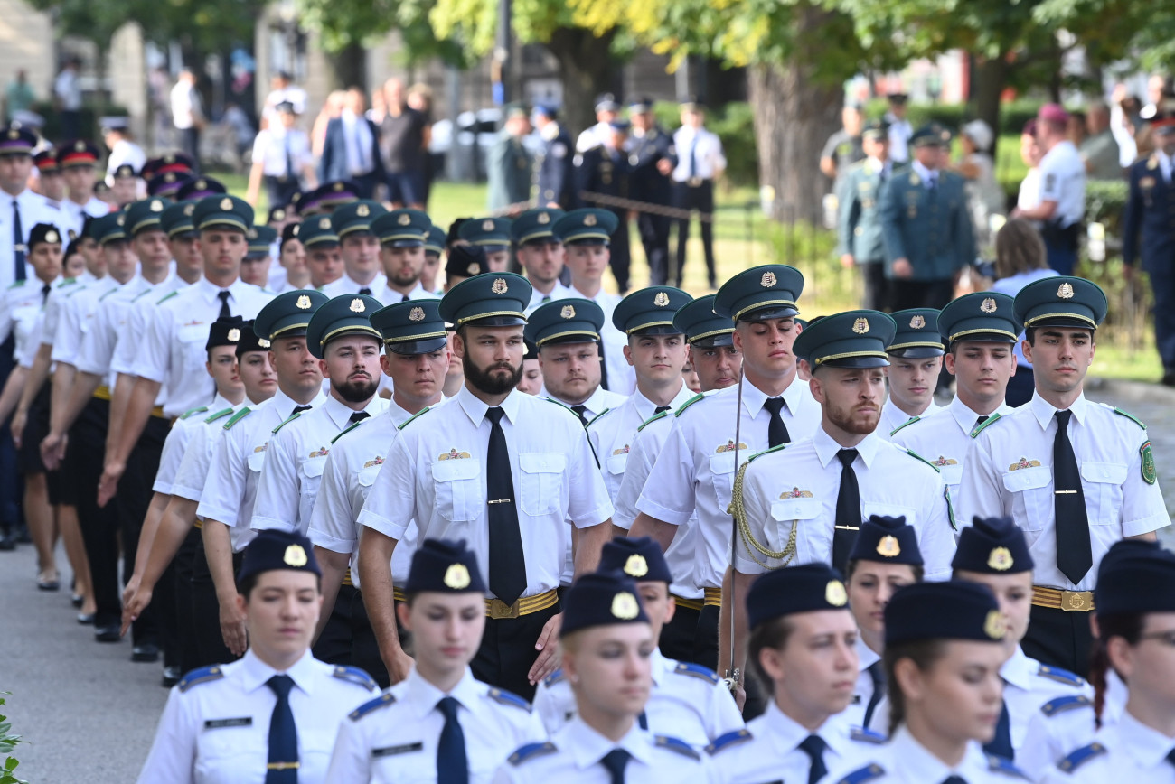 Budapest, 2023. július 1.
Az esküttevők érkeznek a Nemzeti Közszolgálati Egyetem Rendészettudományi Kara és Katasztrófavédelmi Intézete tisztavatási ünnepségére az egyetem főépülete előtti Ludovika téren 2023. július 1-jén.
MTI/Máthé Zoltán