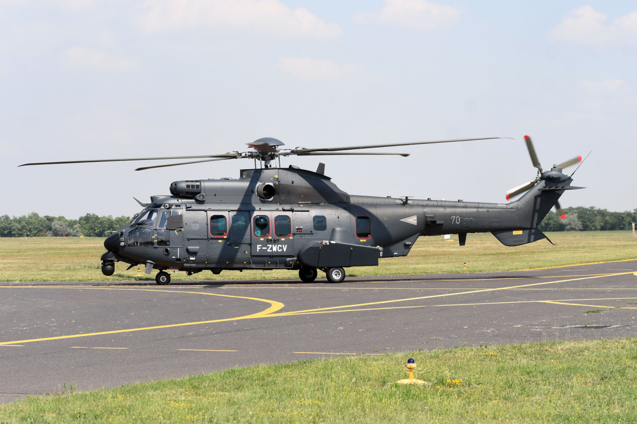 Szolnok, 2023. július 17.
A Magyar Honvédség első két új Airbus H225M típusú helikopterének egyike a MH Kiss József 86. Helikopterdandár szolnoki bázisán 2023. július 17-én. A honvédelmi és haderőfejlesztési program részeként a honvédelmi tárca tizenhat helikoptert rendelt.
MTI/Mészáros János