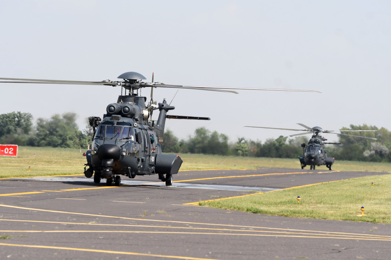 Szolnok, 2023. július 17.
A Magyar Honvédség első két új Airbus H225M típusú helikoptere a MH Kiss József 86. Helikopterdandár szolnoki bázisán 2023. július 17-én. A honvédelmi és haderőfejlesztési program részeként a honvédelmi tárca tizenhat helikoptert rendelt.
MTI/Mészáros János