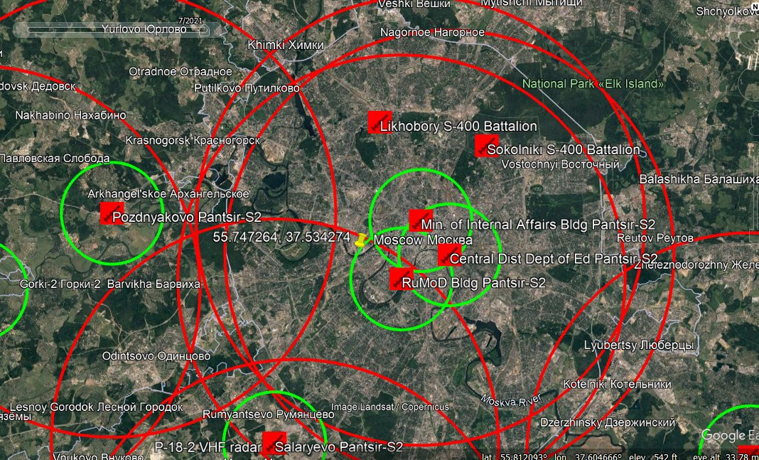 Az orosz főváros körül, illetve az attól az ukrán határig települt légvédelmi rendszerek hatókörzetei. Piros: Sz-300/400, zöld: Pancir-Sz2. Forrás: Twitter/Evergreen Intel