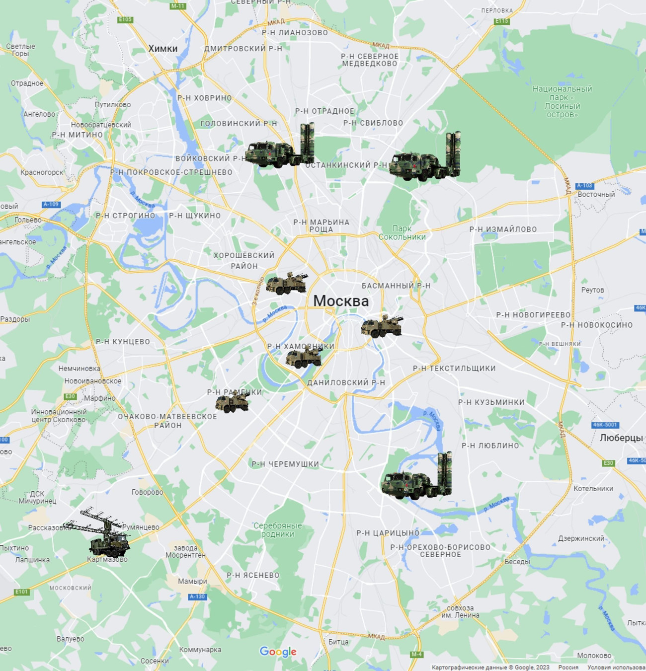 A Moszkvát közvetlenül védő légvédelmi rendszerek valószínű elhelyezkedése. A három nagyobb az Sz-400-ast, míg a négy kisebb a Pancir Sz-2-t jelöli. A bal alsó sarokban lévő ábra pedig egy nagy hatótávolságú, lokátoros egység valószínű helyét jelöli. Forrás: Twitter/John Ridge