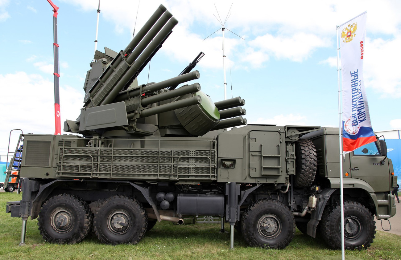 Rakétákkal és gépágyúkkal, valamint önálló felderítő és tűzvezető eszközökkel ellátott orosz, Pancir-Sz2 légvédelmi rendszer, kerekes járműre szerelt változata. Forrás: Wikipédia