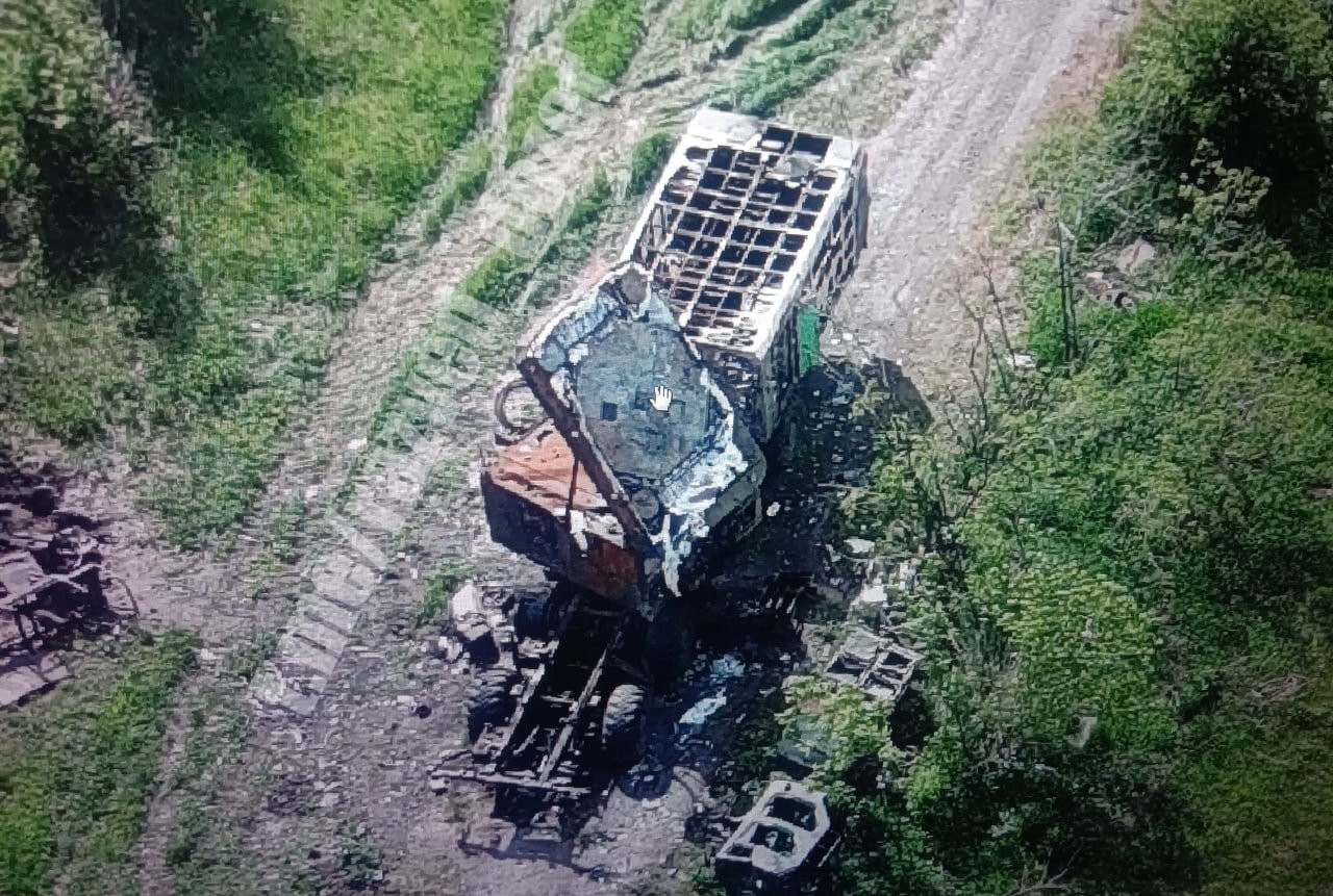 Az ukrán légvédelem Sz-330 Psz rakétarendszerének megsemmisített 5N63S tűzvezető lokátora. Az oroszok a Harkiv körüli harcokban lőtték ki a lokátort. Forrás: Twitter/ Ukraine Weapons Tracker