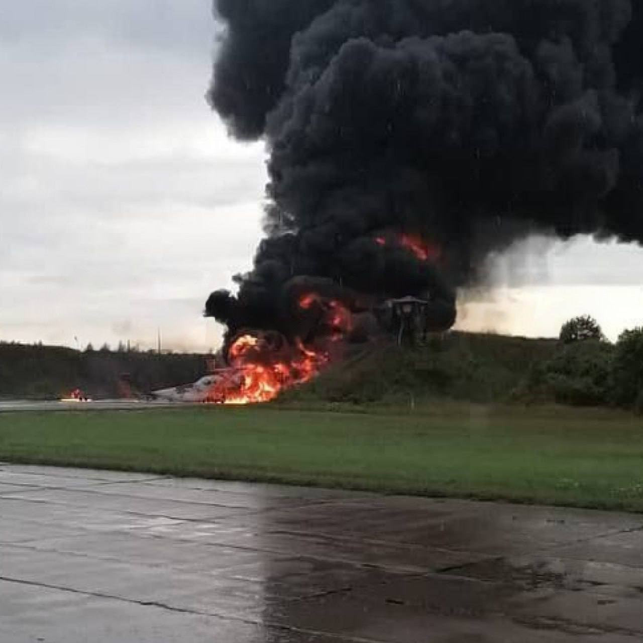 Ukrán dróntámadás után lángoló orosz bombázógép. Forrás: X / (((Tendar)))