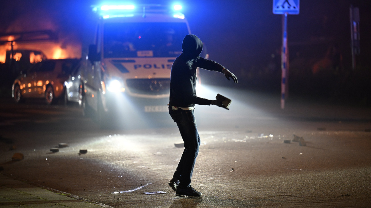 Malmö, 2023. szeptember 4.
Tüntető dob egy követ a rendőrök felé Malmö egyik bevándorlók lakta negyedében 2023. szeptember 4-én hajnalban. Az összecsapások azt követően törtek ki, hogy egy iszlámellenes tüntető Koránt égetett. A rendőrség több mint tíz embert vett őrizetbe.
MTI/EPA/TT Hírügynökség/Johan Nilsson