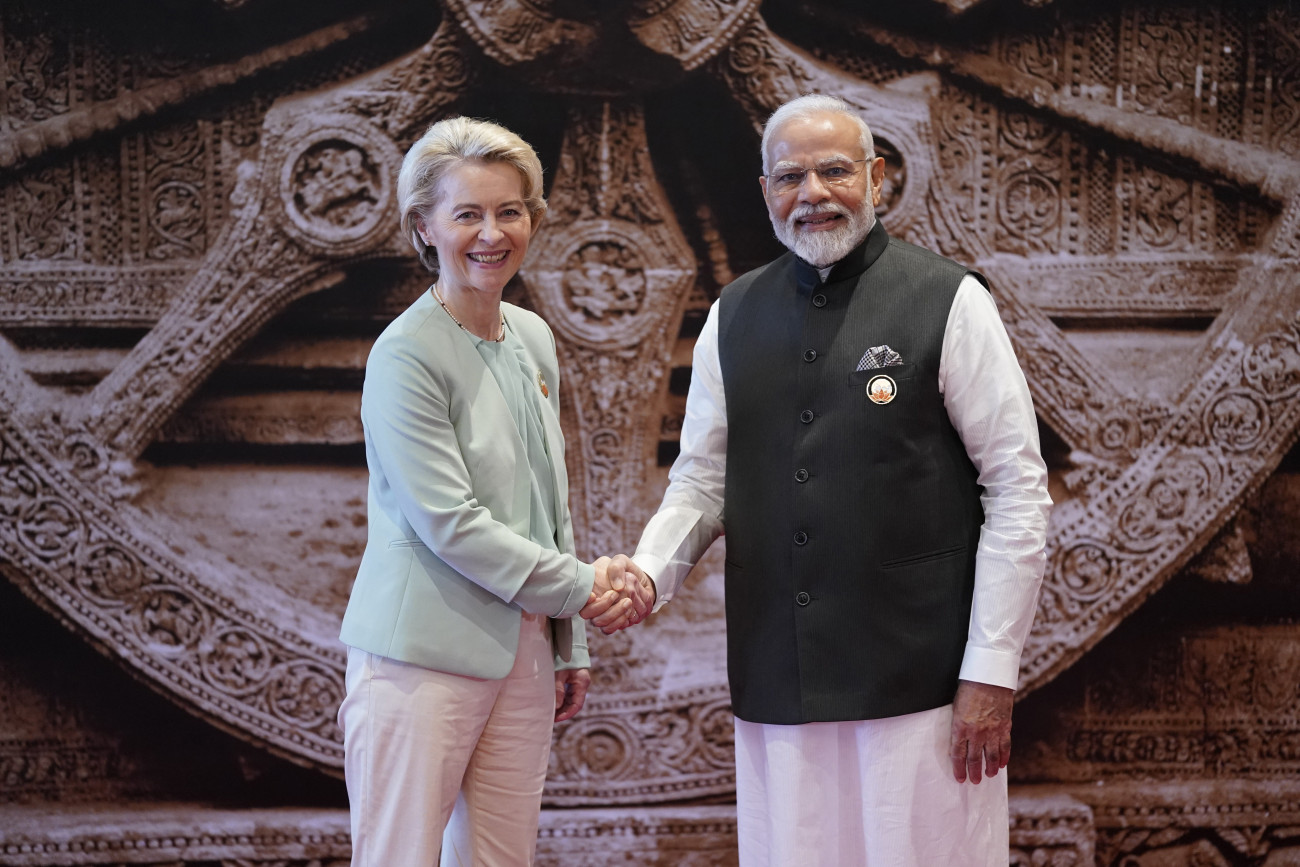 Újdelhi, 2023. szeptember 9.
Narendra Modi indiai miniszterelnök (j) fogadja Ursula von der Leyent, az Európai Bizottság elnökét a világ 19 legfejlettebb gazdaságú és vezető feltörekvő országát, valamint az Európai Uniót tömörítő húszas csoport, a G20 csúcstalálkozóján Újdelhiben, 2023. szeptember 9-én. A G20-as országcsoport állam- és kormányfői csúcstalálkozóját szeptember 9-én és 10-én rendezik az indiai fővárosban.
MTI/AP pool/Evan Vucci