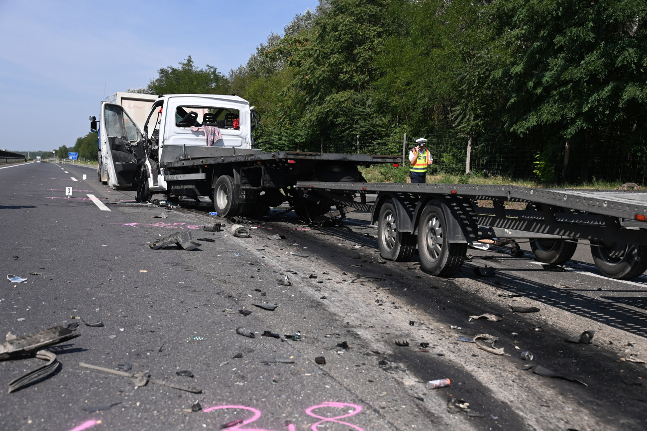 Ócsa, 2023. szeptember 13.
Rendőrségi helyszínelés az M5-ös autópályán Ócsa közelében, ahol egy tréler egy teherautónak ütközött 2023. szeptember 13-án. A jármű 42 éves bolgár sofőrje a helyszínen belehalt sérüléseibe.
MTI/Mihádák Zoltán