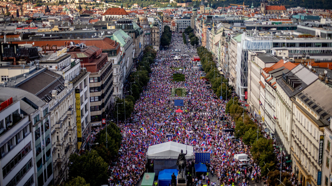 Prága, 2023. szeptember 16.
A cseh ellenzéki Jog, Tisztelet, Szakértelem (PRO) párt felhívására tüntet több ezer ember a kormány ellen a prágai Vencel téren 2023. szeptember 16-án.
MTI/EPA/Martin Divisek