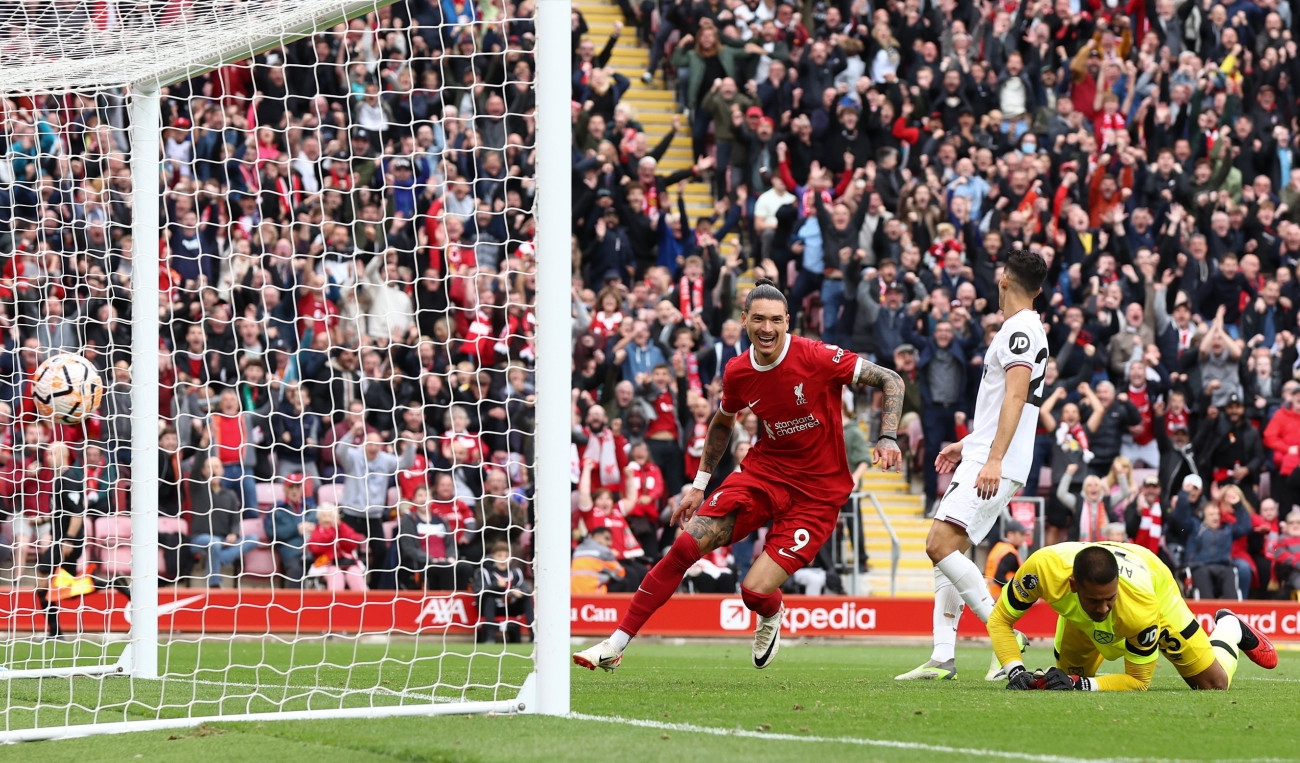 Liverpool, 2023. szeptember 24.
Darwin Núnez, a Liverpool játékosa (b) berúgja csapata második gólját a West Ham együttesének az angol első osztályú labdarúgó-bajnokság 2023. szeptember 24-i játéknapján a liverpooli Anfield Stadionban.
MTI/EPA/Adam Vaughan