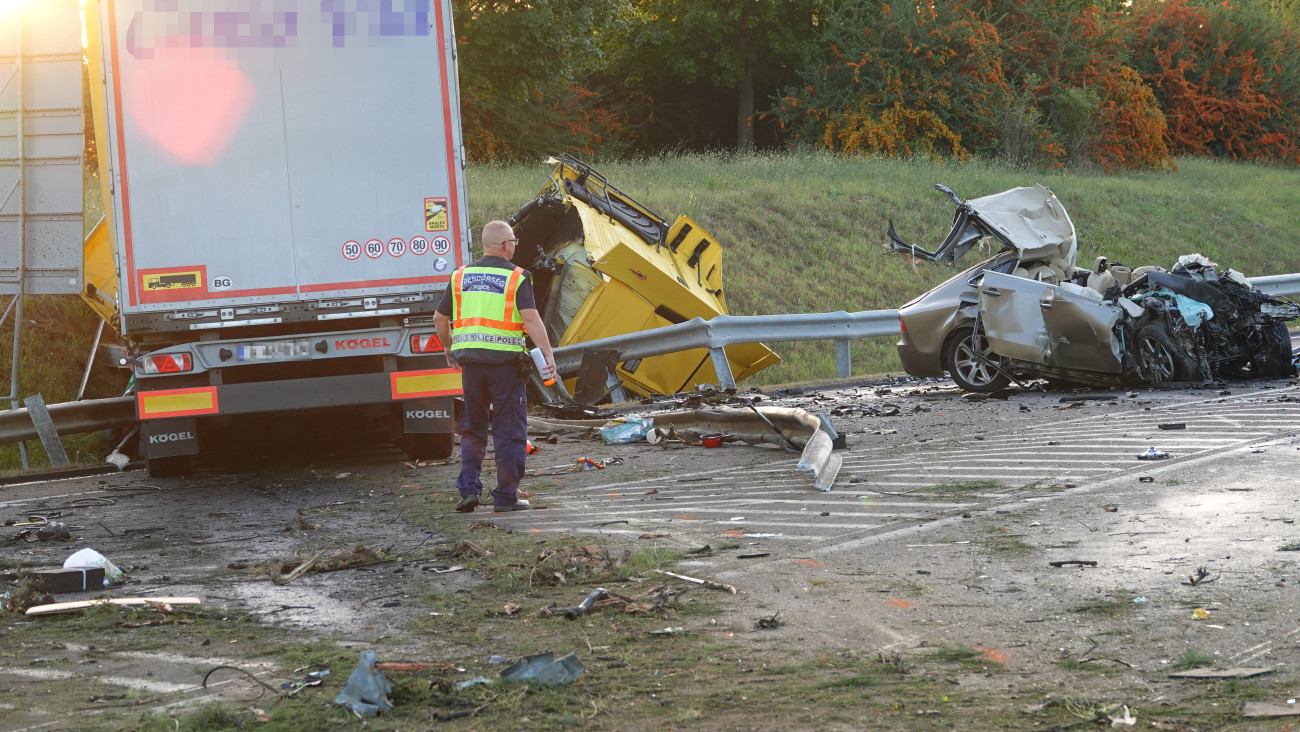 Kecskemét, 2023. október 3.
Ütközésben összeroncsolódott személygépkocsi és kamion az M5-ös autópálya Budapest felé vezető oldalán, a 91-es kilométernél 2023. október 3-án. A kecskeméti pihenőhely közelében történt balesetben a kamionnak felhasadt az üzemanyagtartálya. Egy másik személyautó átszakította a szalagkorlátot és az oldalára borult a másik autópályatesten, ezért a sztráda mind a két oldalát lezárták. A balesetben egy személy a helyszínen életét vesztette.
MTI/Donka Ferenc