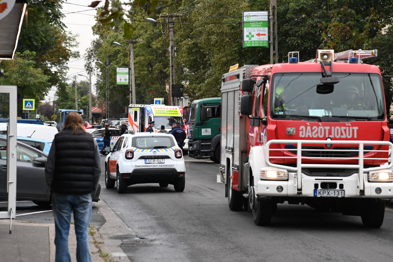 Budapest, 2023. október 10.
Rendőrök és mentők egy pesterzsébeti iskolánál, ahol egy teherautó kőkerítésnek ütközött, ami rádőlt egy 9 éves gyermekre és édesanyjára 2023. október 10-én. A fiú a helyszínen életét vesztette, édesanyja lábsérülést szenvedett, őt a traumatológiai centrumba vitték.
MTI/Mihádák Zoltán