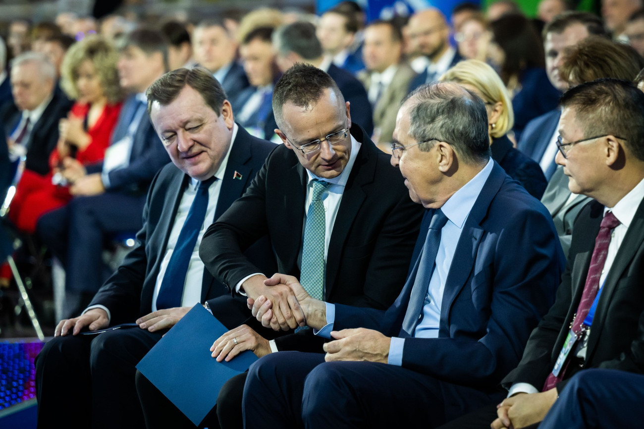 Szijjártó Péter kezet fog Szergej Lavrov orosz külügyminiszterrel Minszkben, az Eurázsiai Biztonsági Konferencia megnyitóján 2023. október 26-án. Bal oldali szomszédja Szjarhej Alejnyik fehérorosz külügyminiszter. (Fotó: Facebook/Szijjártó Péter)