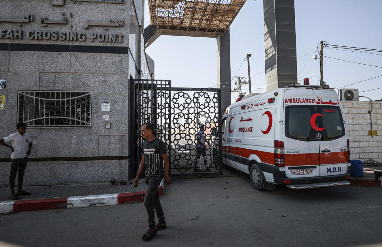 RAFAH, GAZA - NOVEMBER 01: Ambulances from Egypt wait to pass through Rafah border crossing to transport seriously wounded Palestinians after Israeli attacks in Rafah, Gaza on November 01, 2023. (Photo by Mustafa Hassona/Anadolu via Getty Images)