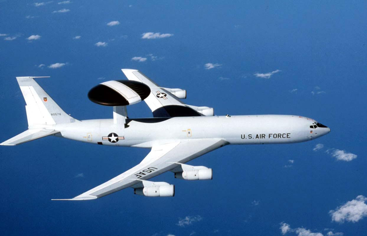Az 1980 óta a NATO által is használt Boeing E-3 Sentry (AWACS) repülőgép. Ezt fogja leváltani az új, E-7 Wedgetail (AEW&C).