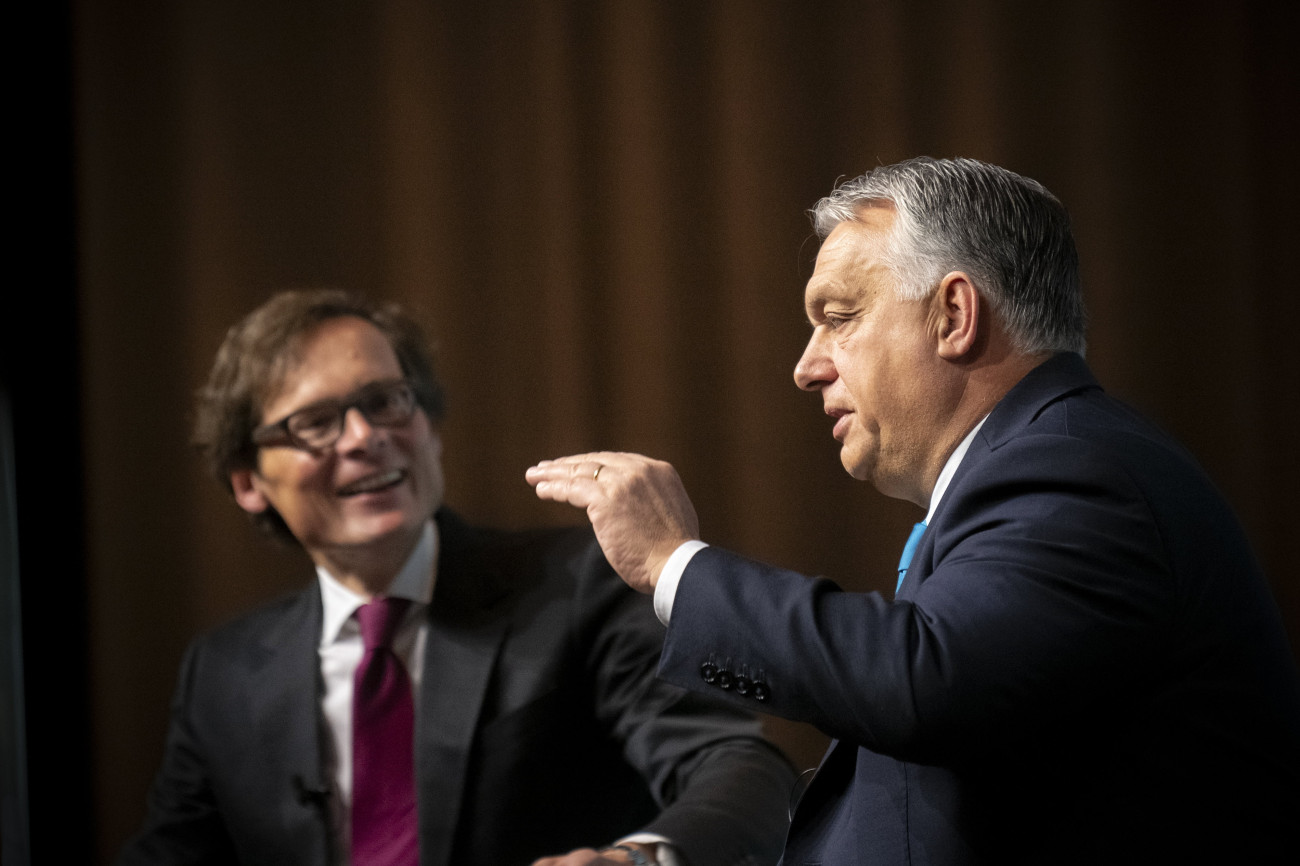 Zürich, 2023. november 22.
A Miniszterelnöki Sajtóiroda által közreadott képen Orbán Viktor miniszterelnök (j) pódiumbeszélgetésen vesz részt a Weltwoche svájci konzervatív hetilap jubileumi ünnepségén Zürichben 2023. november 22-én. Balról Roger Köppel, a Weltwoche főszerkesztője, svájci néppárti parlamenti képviselő.
MTI/Miniszterelnöki Sajtóiroda/Benko Vivien Cher