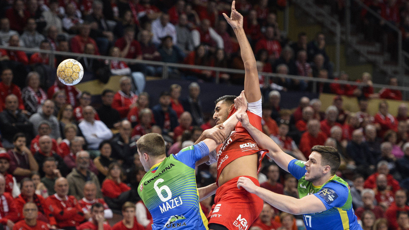 Veszprém, 2023. november 23.
Jahja Omar (k), a Telekom Veszprém, valamint Tadej Mazej (b) és Ante Ivankovic, az RK Celje PL csapat játékosa a férfi kézilabda Bajnokok Ligája csoportkörének 8. fordulójában játszott Telekom Veszprém - RK Celje PL mérkőzésen a Veszprém Arénában 2023. november 23-án.
MTI/Bodnár Boglárka